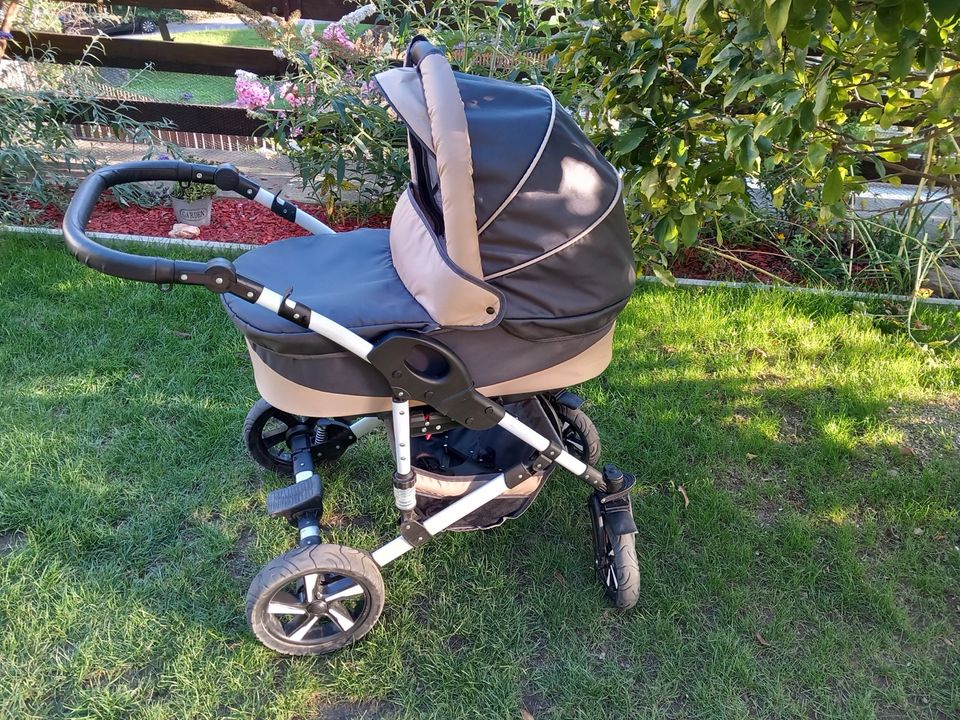 Kinderwagen Buggy Babyschale und ISO Fix System in Annaberg-Buchholz