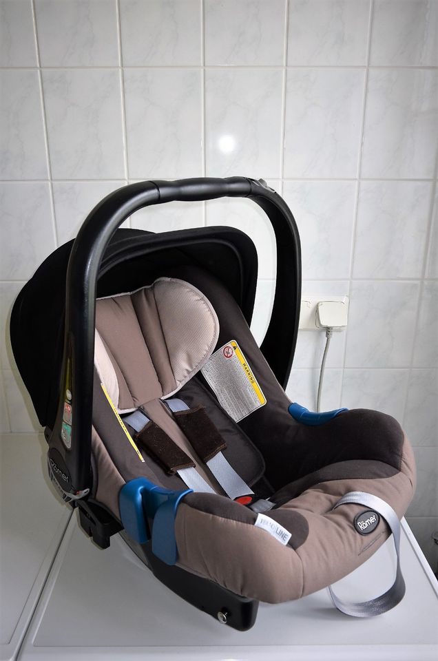 Babyschale mit Isofix Base von Römer in Dresden