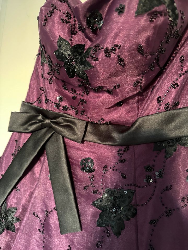 Abendkleid/ Abiballkleid Aubergine Gr. 34 in München