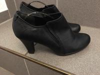 Tamaris Ankle Boot Hochfront Pumps Gr.38 Leder schwarz wie neu Nordrhein-Westfalen - Engelskirchen Vorschau