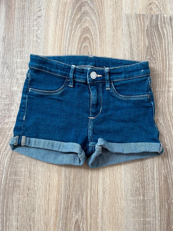 H&M Shorts Gr 128 in Halle