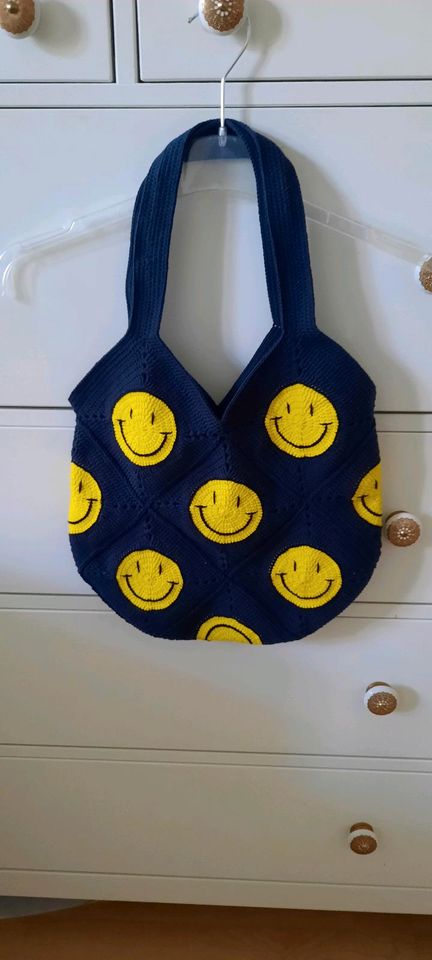 Wunderschöne Smiley   Häkeltasche NEU Handarbeit in Berlin