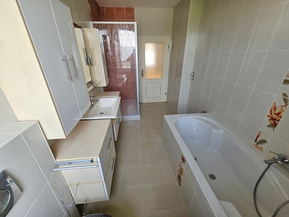 Schöne 2- Zimmerwohnung mit Fußbodenheizung+Einbauküche+Balkon+Bad mit Badewanne & Dusche+Laminat! in Dessau-Roßlau