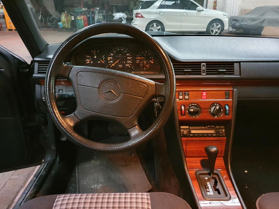 Mercedes W124 E200 in Bremen