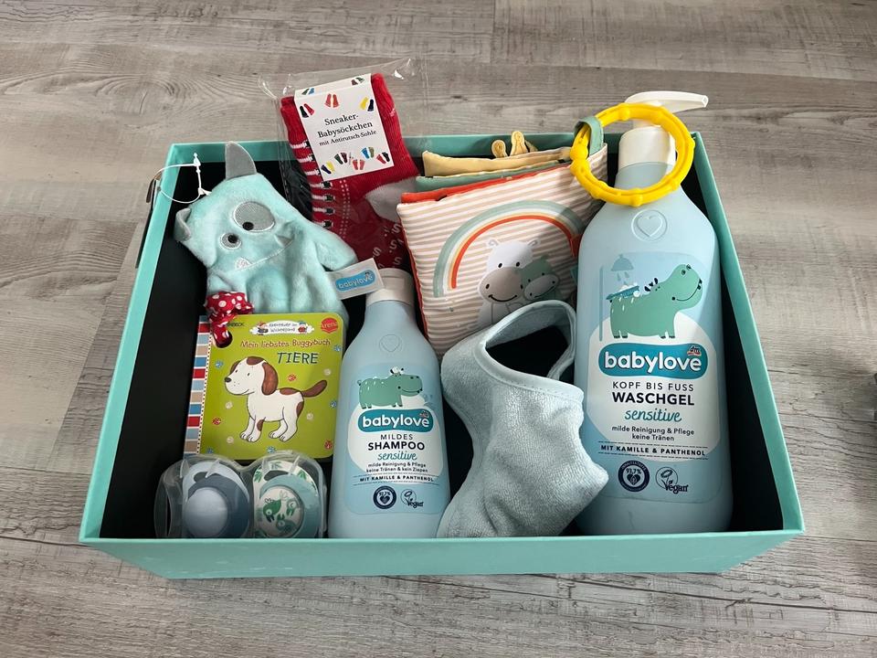 Baby Paket Geschenk Set Pflege Nuckel Latz Buch Socken knister in Erfurt