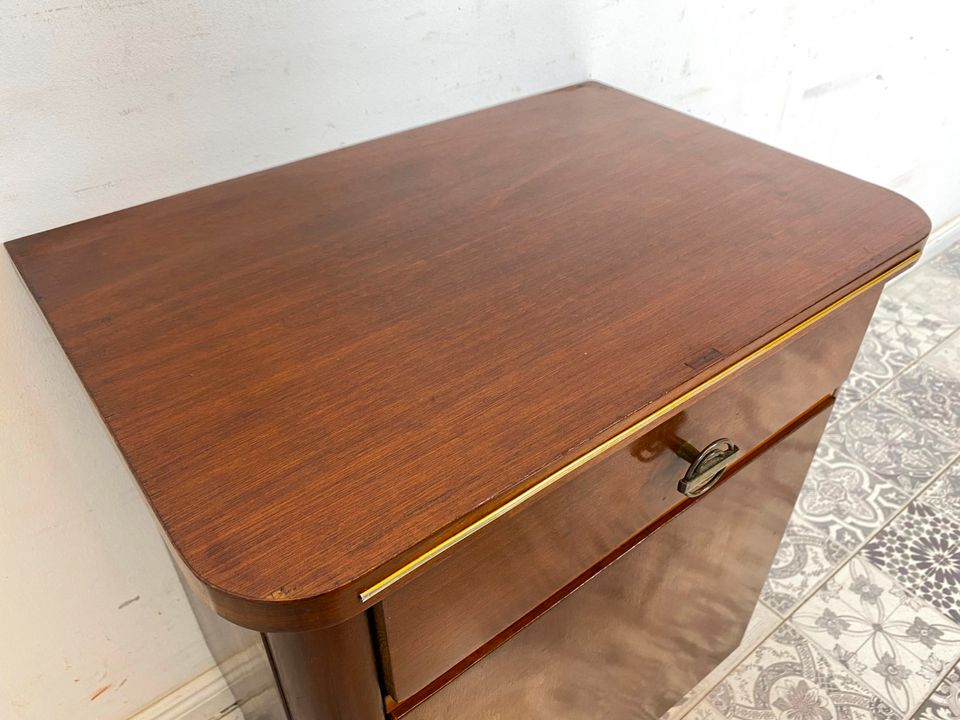 WMK 1/2 Hübscher und gut erhaltener 50er Jahre Nachttisch mit schönen Originalbeschlägen # Nachtkommode Kommode Nachtschränkchen Nachschrank Vintage Mid-Century Retro - Lieferung möglich in Berlin