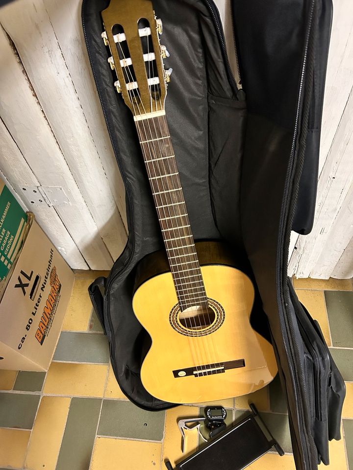 Akkustik Gitarre inkl. Zubehör und Tasche in Trier