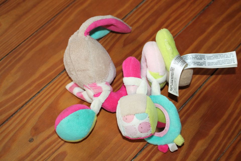 Topomini Spielzeug Babyschale Hase pink blau Activity Spirale in Mehlbek