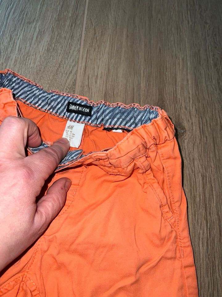 Shorts orange von H&M Gr. 86 in Hessisch Oldendorf