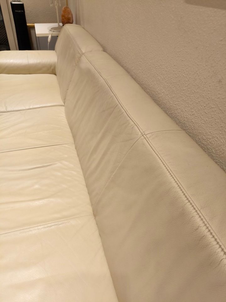 Eine Couch aus Leder in Berlin
