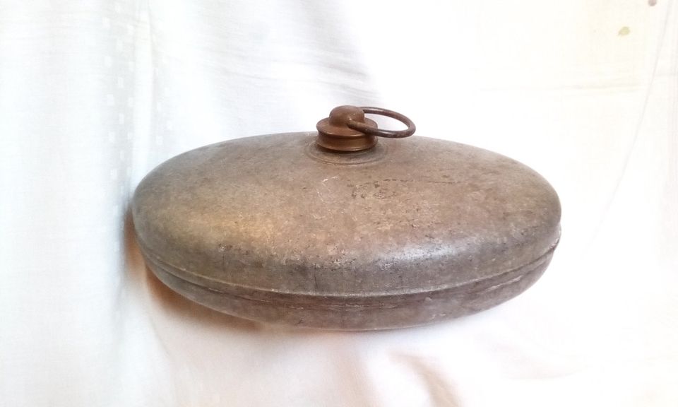 Alte Zink, Metall Bettflasche Wärmflasche oval Schraubverschluss in  Baden-Württemberg - Rheinfelden (Baden) | Kunst und Antiquitäten gebraucht  kaufen | eBay Kleinanzeigen ist jetzt Kleinanzeigen