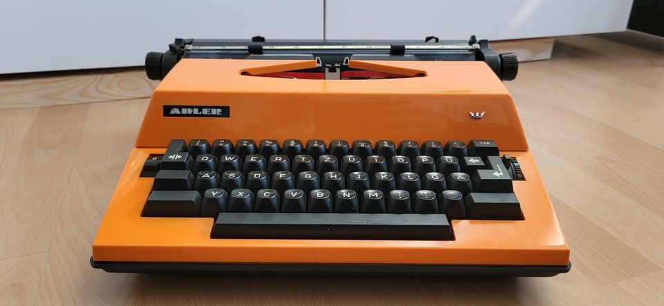 RETRO Schreibmaschine Gabriele 2000 in der Trendfarbe Orange in Frankfurt am Main