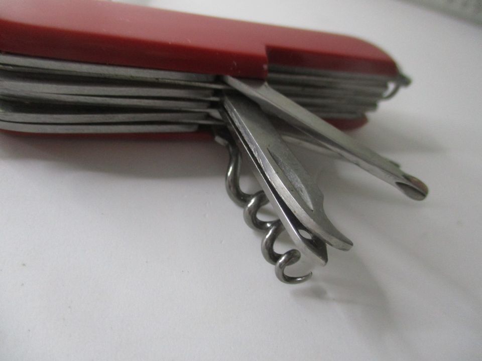 Taschenmesser mit vielen Funktionen - rot - ( Schweizer Art ) in Herten