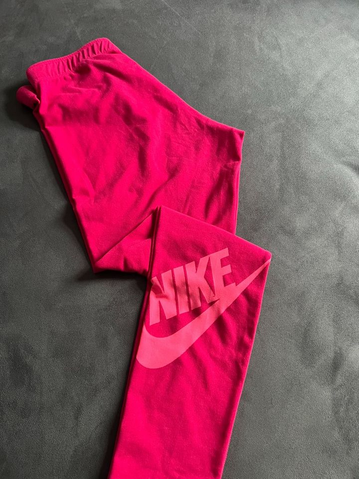 Nike Sport Leggings pink , cooles Design, Gr.M in Bochum