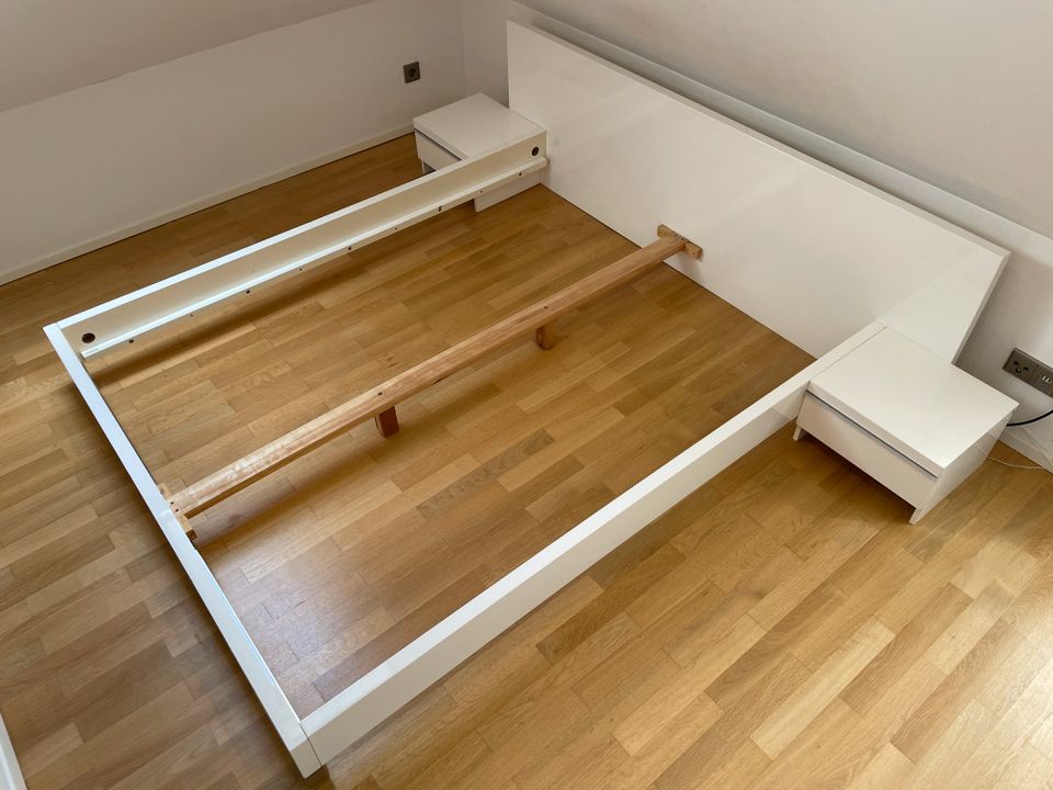 Weiss lackiertes Bett 160cm x 200 cm & 2 passende Nachttische in Stuttgart