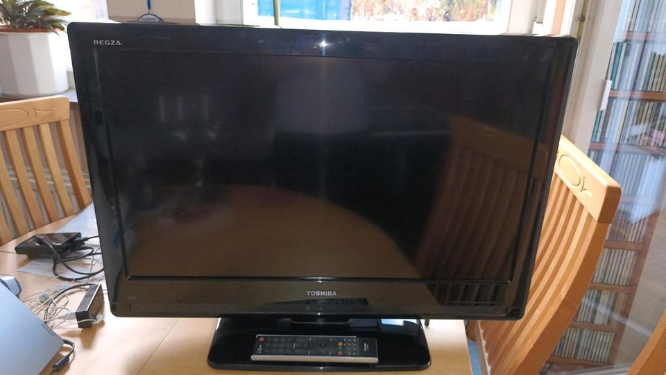 Toshiba, Full-HD, 32 Zoll, LCD TV in Ottobrunn