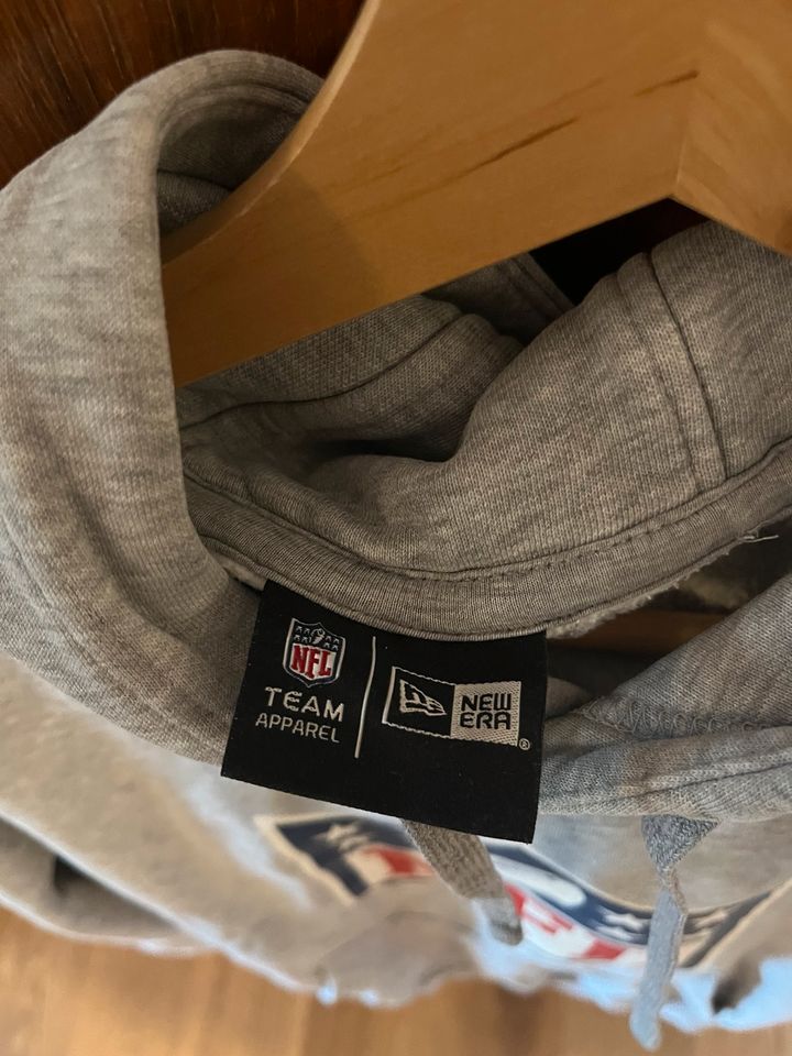 NFL hoodie Pulli Pullover New Era M neuwertig grau kaputze in Dentlein am Forst