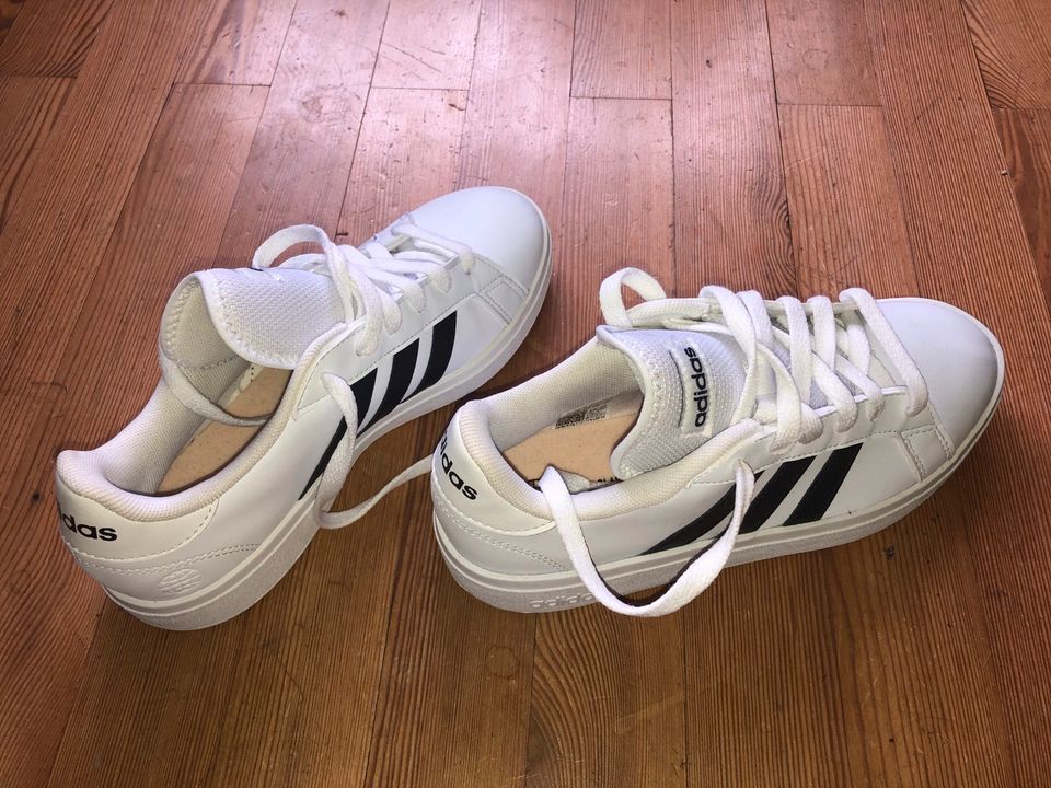 Adidas Sneaker Damen Größe 37,5 in München