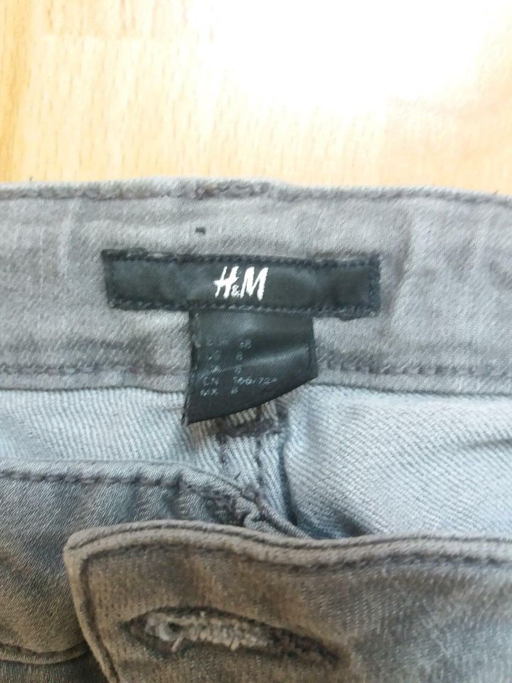 H&M, Damenjeans Größe 38 grau enges Bein in Herzberg am Harz