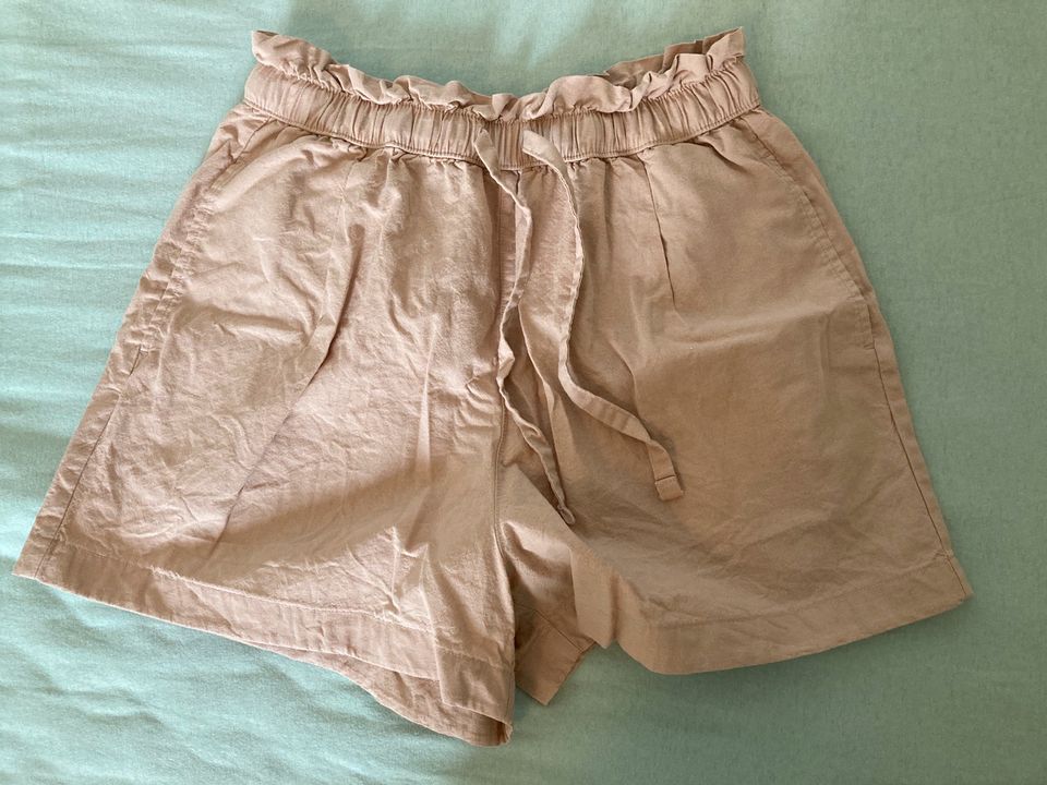 Beiger Uniqlo Short XS in Berlin