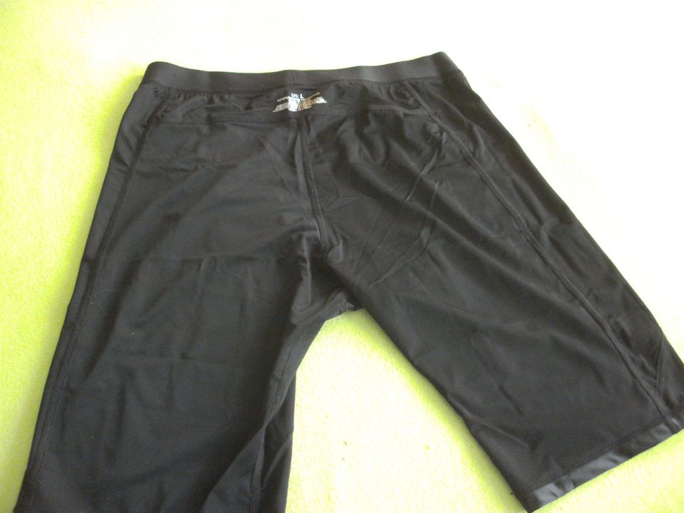 Herren schwarze Glanz Sporthose,Laufhose,Tights,Radler, Fitness L in Seegebiet Mansfelder Land