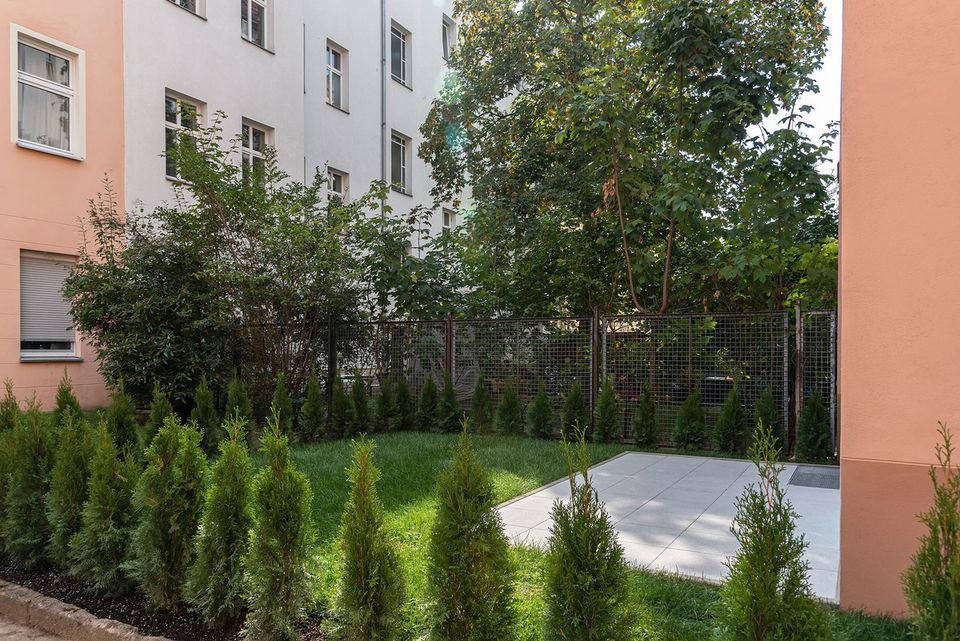 Vermietete 2-Zimmer-Altbauwohnung mit Balkon nahe Florakiez in Berlin