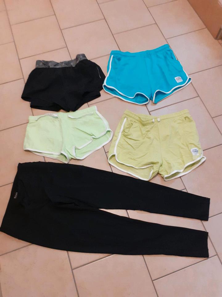Kleiderpaket Hose kurze Sporthose Größe 170 bzw S neuwertig in Straßkirchen