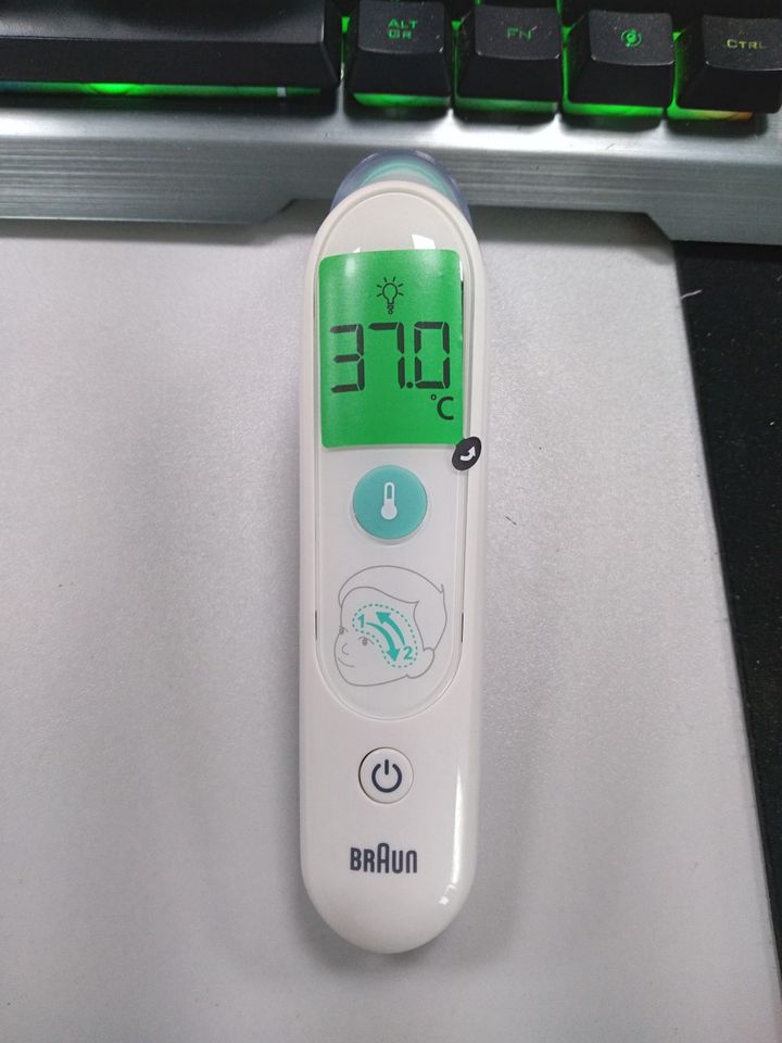 Braun TempleSwipe Stirn-Thermometer farbcodierte Temperaturanzeig in Körle