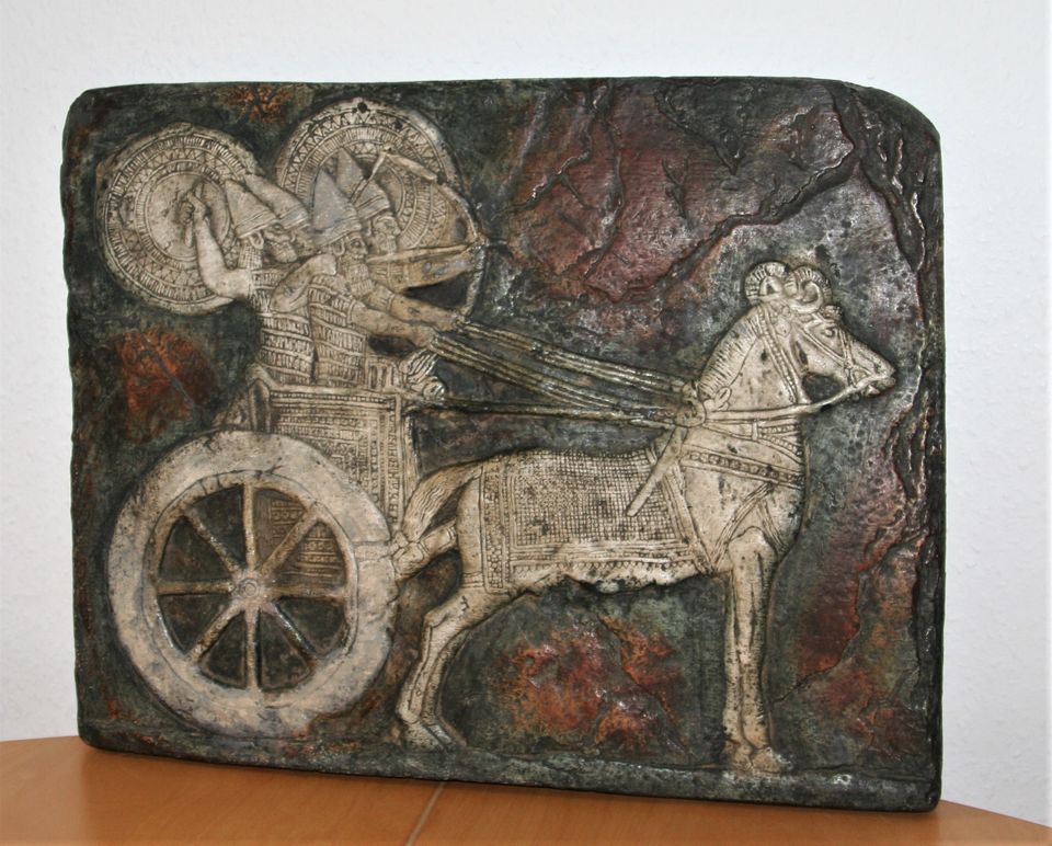 Wandplatte Gipsabguss: Relief assyrische Krieger Streitwagen in Berlin