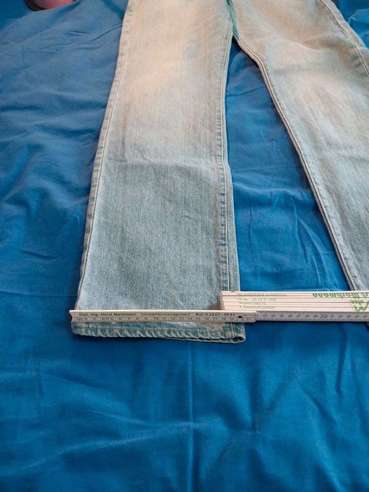 Jeans, 90er, used Look, verwaschen, Knöpfe, weit geschnitten in Troisdorf