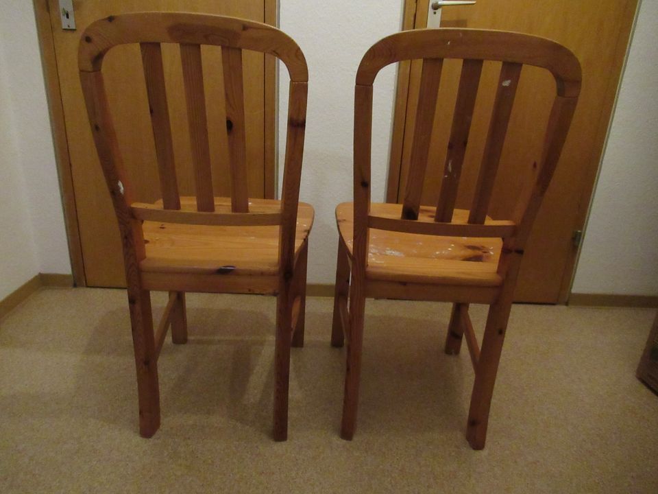 Zwei Stühle aus Massivholz in Tübingen