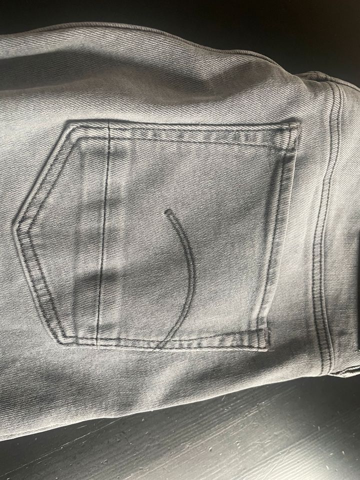 Graue Jeans G-star raw Gr. 29/32 in Bergisch Gladbach