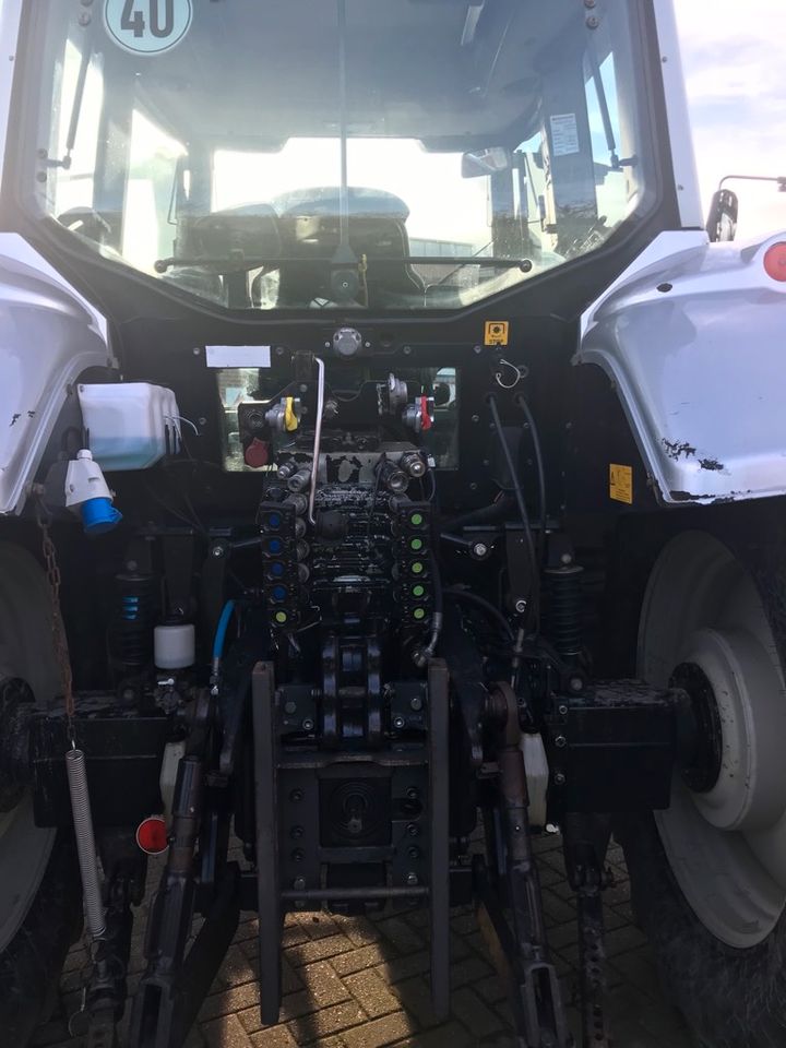 Valtra T132 Versu mit Druckluftbremsanlage in Billerbeck