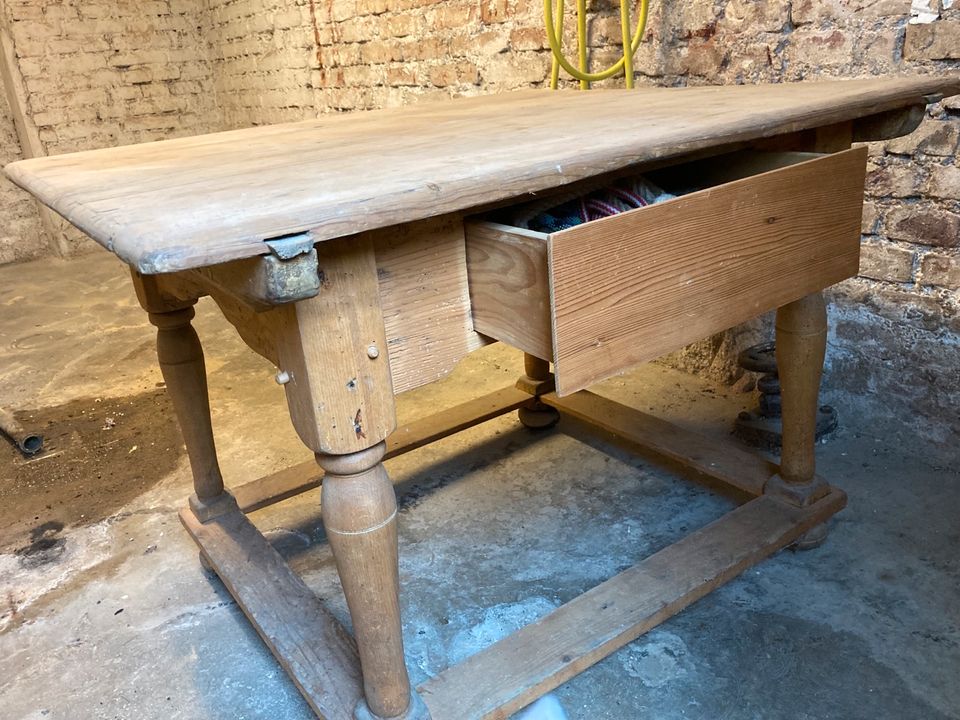 schöner alter Bauern-Holztisch mit Schublade in München