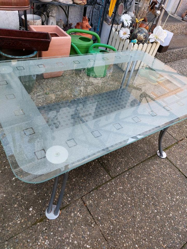 Tisch mit Glasplatte in Villingen-Schwenningen