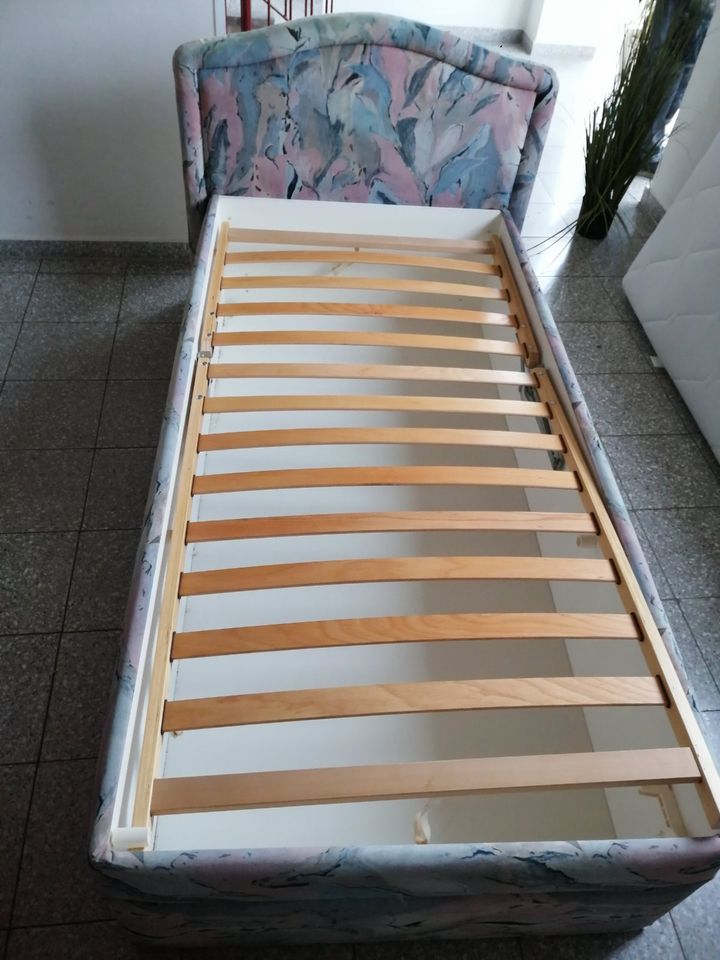Bett Liege + Matratze und eine einzelne Matratze 80 x 200 in Wittenberge