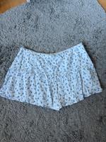 Pull & Bear Rock mit Shorts/ Hose Skort weiß Schleife Blumen Niedersachsen - Osnabrück Vorschau