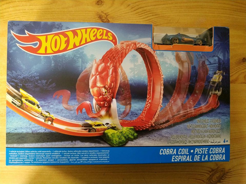 Hot Wheels Cobra Looping Coil + Spielzeugauto in Wadersloh