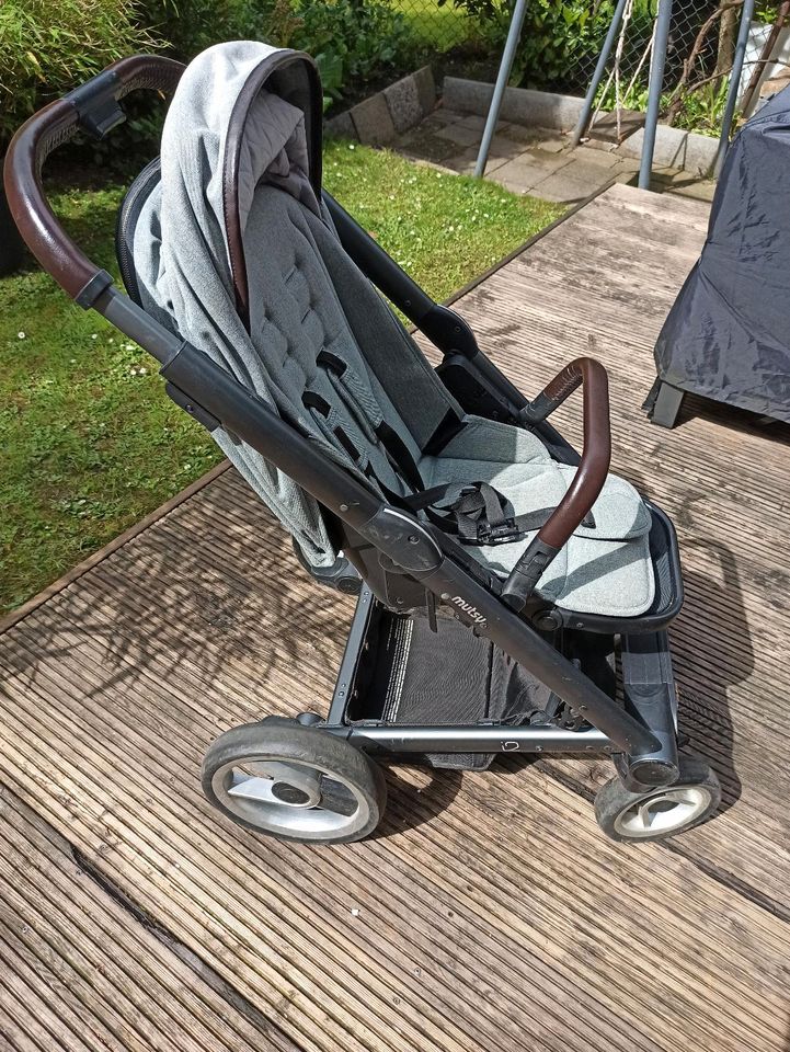 Kinderwagen Mutsy i2 mit Babyschale und Kindersitz in Düsseldorf