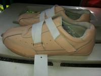 Aprikot-farbende Sneaker mit Klettverschl. Gr. 38 neu mit Etikett Niedersachsen - Isenbüttel Vorschau