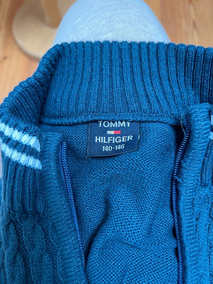 Strickjacke 140 Strickjäckchen Tommy hilfiger Blau Pulli Pullover in Bad Soden am Taunus