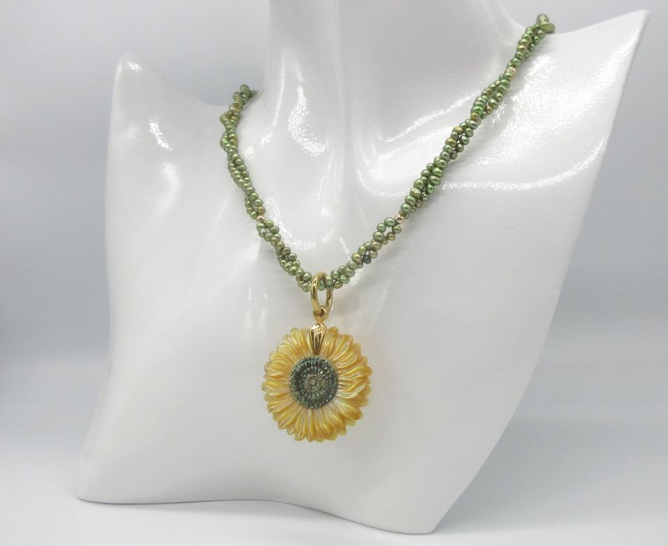 Perlmutt Abalone „Sonnenblume“ Anhänger + Gold-Grün Perlen Kette in Bayern  - Reichersbeuern | eBay Kleinanzeigen ist jetzt Kleinanzeigen