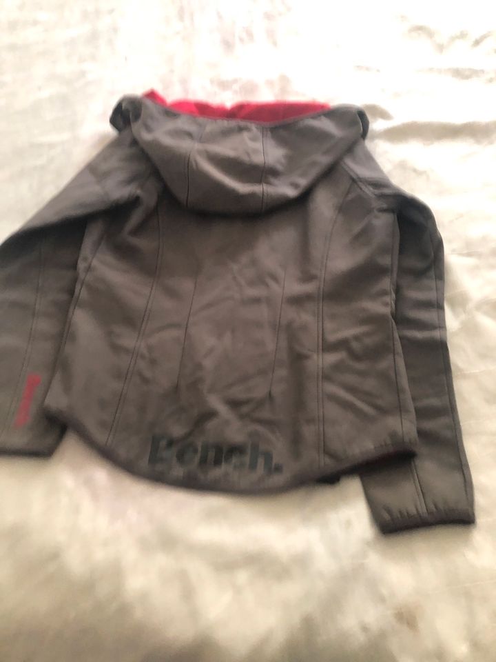 Bench Windjacke Übergangsjacke Gr S Jacke tailliert grau rot in Gundelfingen