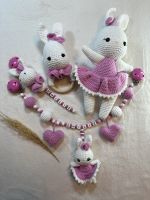 Amigurumi 4er Set◆Hase◆Kinderwagenkette◆Schnullerkette◆Rassel Nordrhein-Westfalen - Niederzier Vorschau