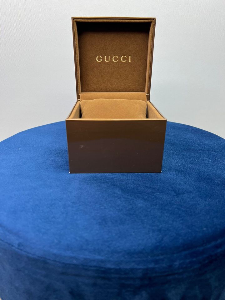 GUCCI Uhren Box Gold/Bronze/Braun inkl. Kissen 9,5x9,5 Schachtel in Wolnzach