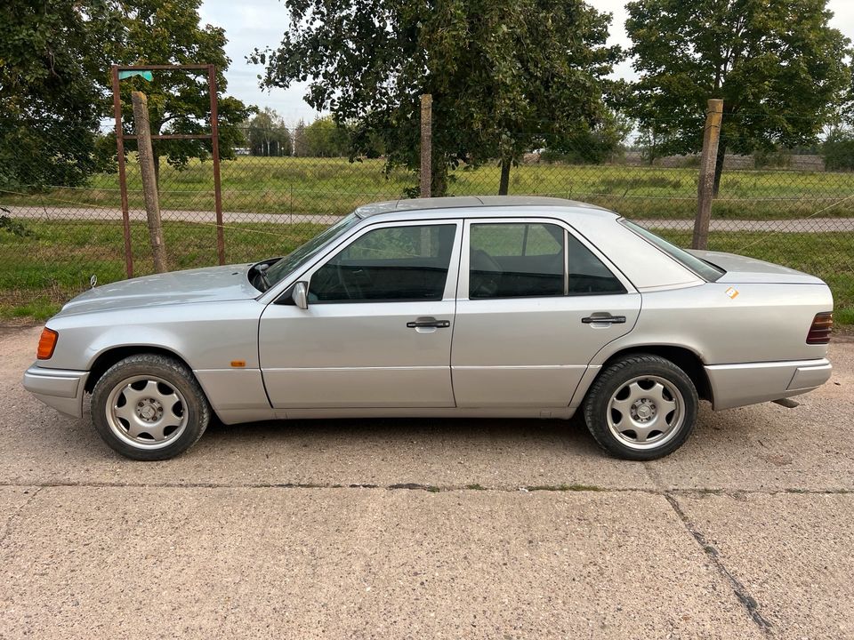 Mercedes Benz E 300D E300 W124 4matic Allrad Klima AHK Oldtimer in Osterweddingen