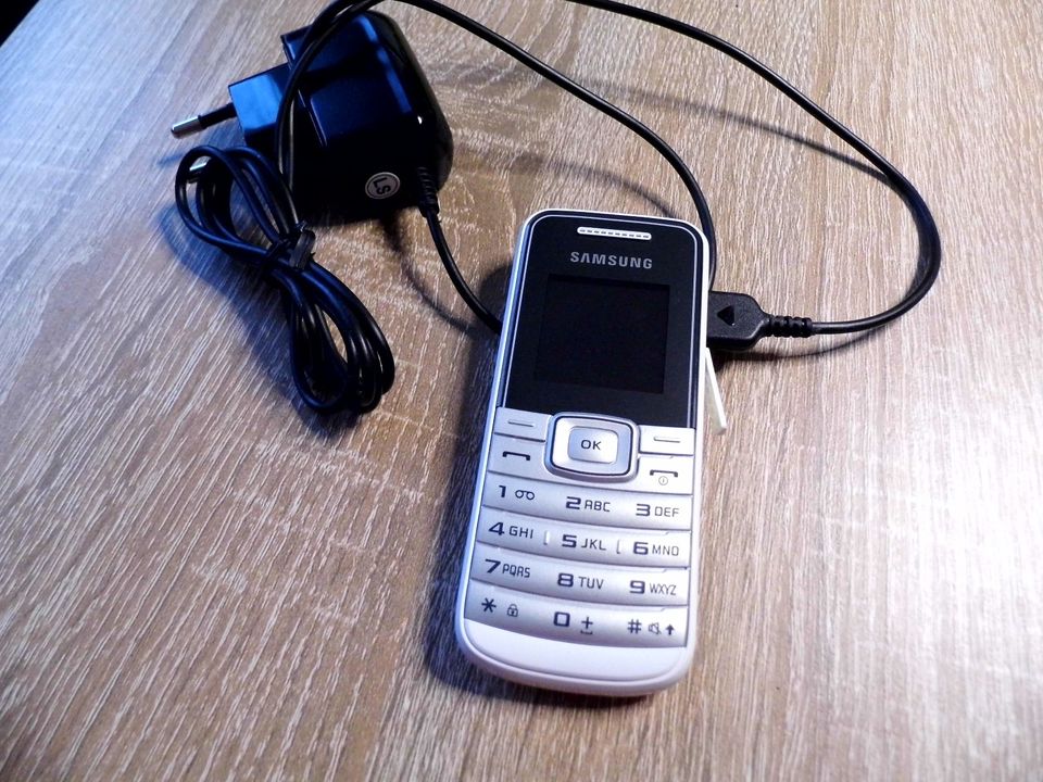 Samsung GT-E1050 Handy weiß getestet in Sindelfingen