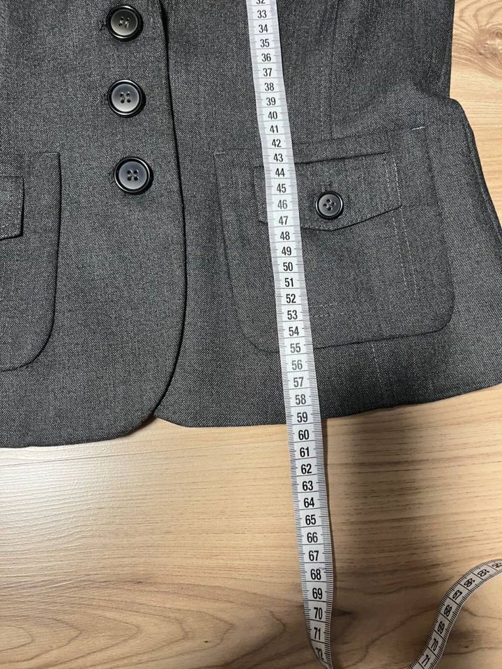 Blazer mit Knöpfen von Zara, Größe 38 in Altötting