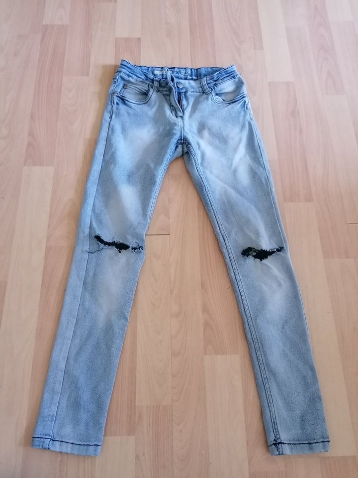 3 Hosen, Leggings, Jeans Gr. 146/152 in Leipzig