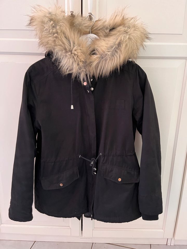 Winterjacke Größe L Neupreis 79.99 Euro in Essen